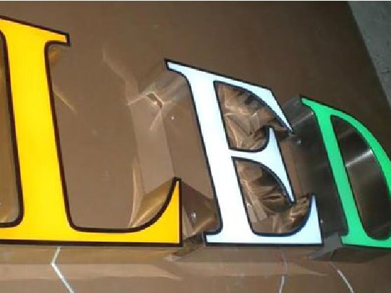 白玉介绍LED招牌的基础知识。